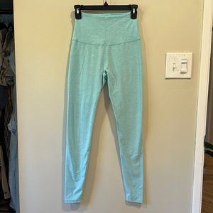 BEYOND YOGA Turquoise & White Space Dye Leggings sz M